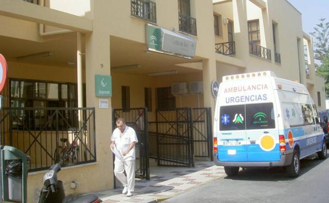 Imagen de la fachada principal del centro de salud de Torre del Mar. 