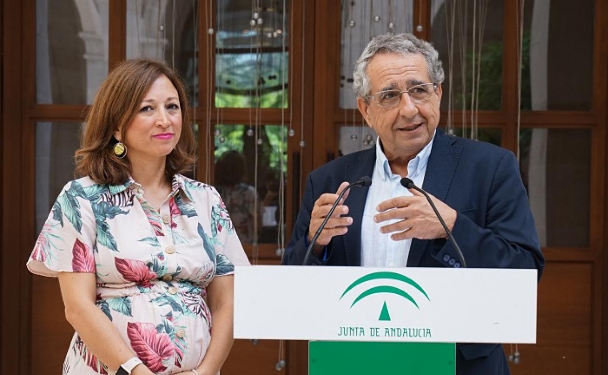 José Ángel Narváez junto a Patricia Navarro, este jueves, en Málaga. 