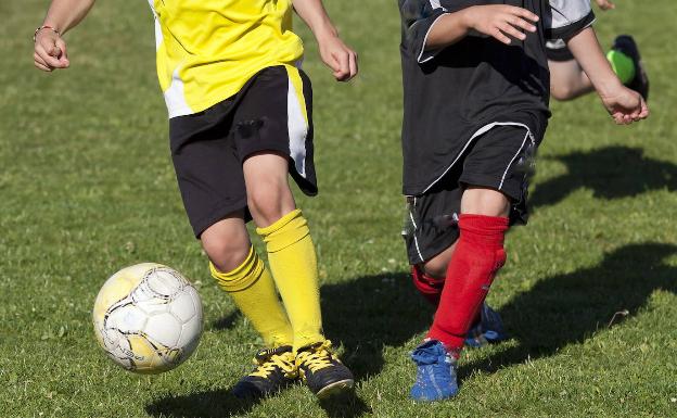 Un partido de fútbol base. 