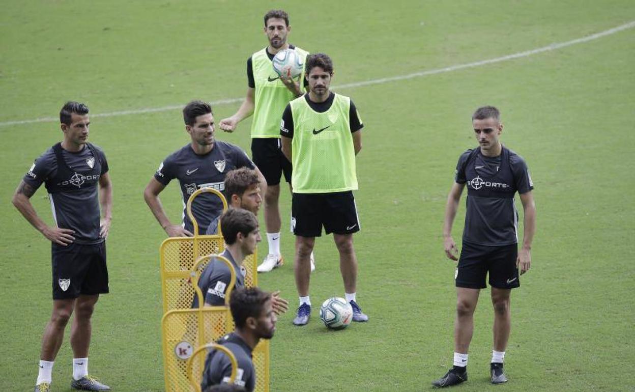 Víctor, en el centro, durante el entrenamiento de este viernes. 