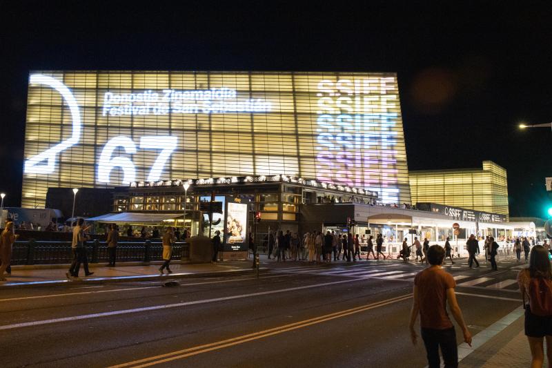 El Palacio Kursaal acogió la gala de inauguración, que contó como una de las invitadas estrella con la actriz Kristen Stewart.