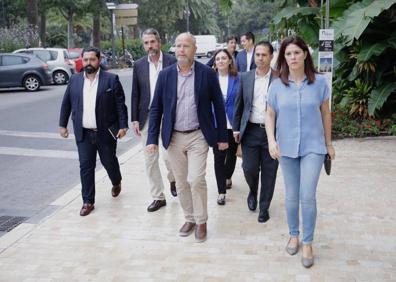 Imagen secundaria 1 - Arriba, el alcalde de Málaga, Francisco de la Torre, se dirige a la reunión. Abajo, a la izquierda, Javier Imbroda, llegando al Ayuntamiento. A la derecha, otro momento del encuentro. 