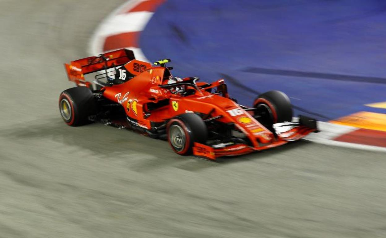 Charles Leclerc, en el circuito urbano de Marina Bay. 