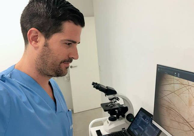 Sergio Vaño (@sergiovanog) es dermatólogo, director de la unidad de Trocología del Hospital Ramón y Cajal de Madrid. Es todo un referente en investigación, diagnóstico y tratamiento de alopecia.