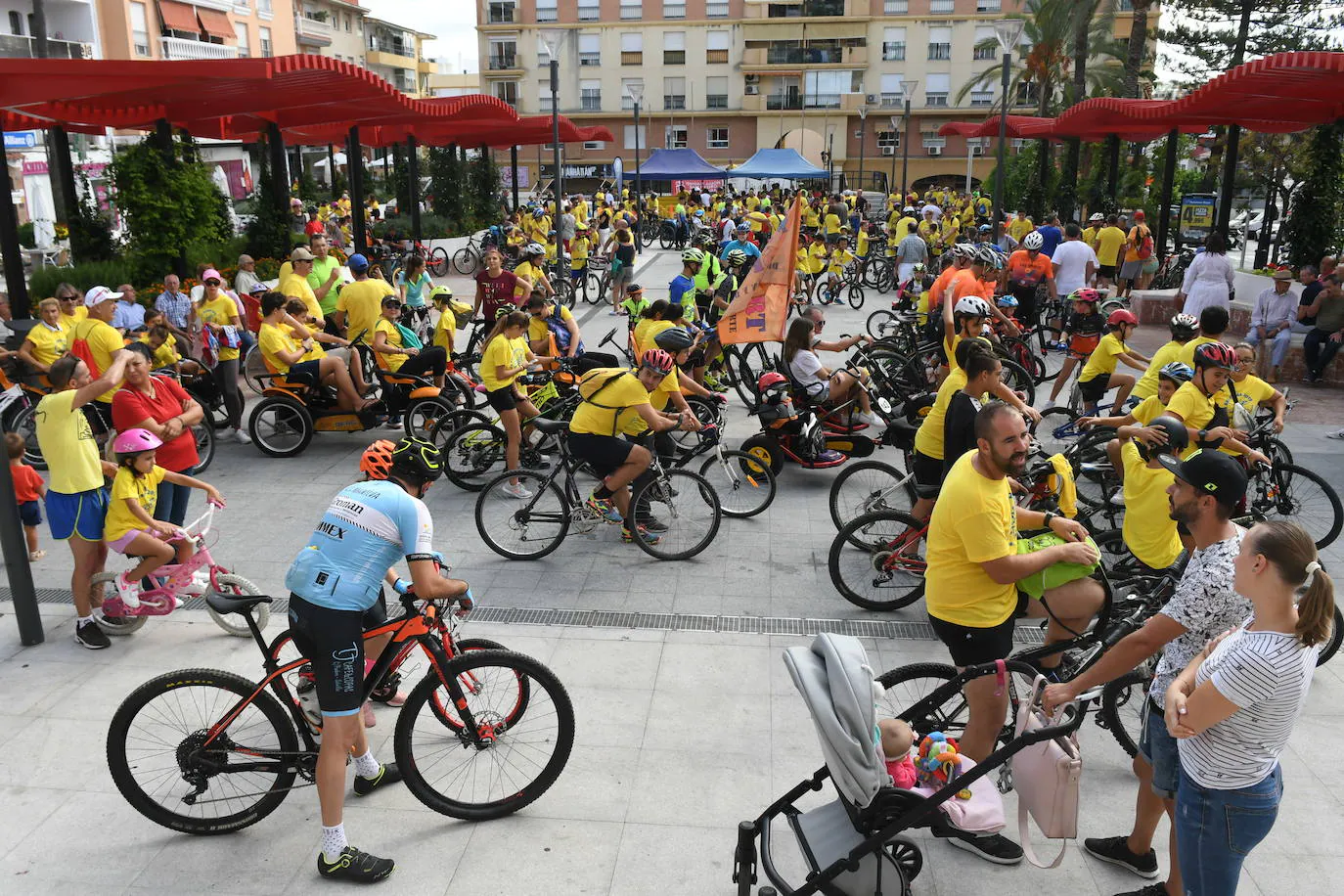 Esta edición ha vuelto a mezclar deporte y solidaridad mediante la recogida de material escolar para la Asociación Valores y la Federación de Ampas de Marbella y San Pedro (FAPA Mainake).