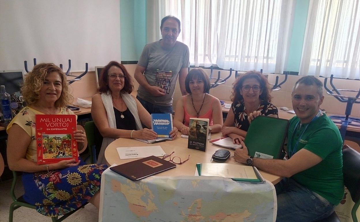 Los profesores participantes en el proyecto 'Esperanto Komuniko', con varios materiales en ese idioma.