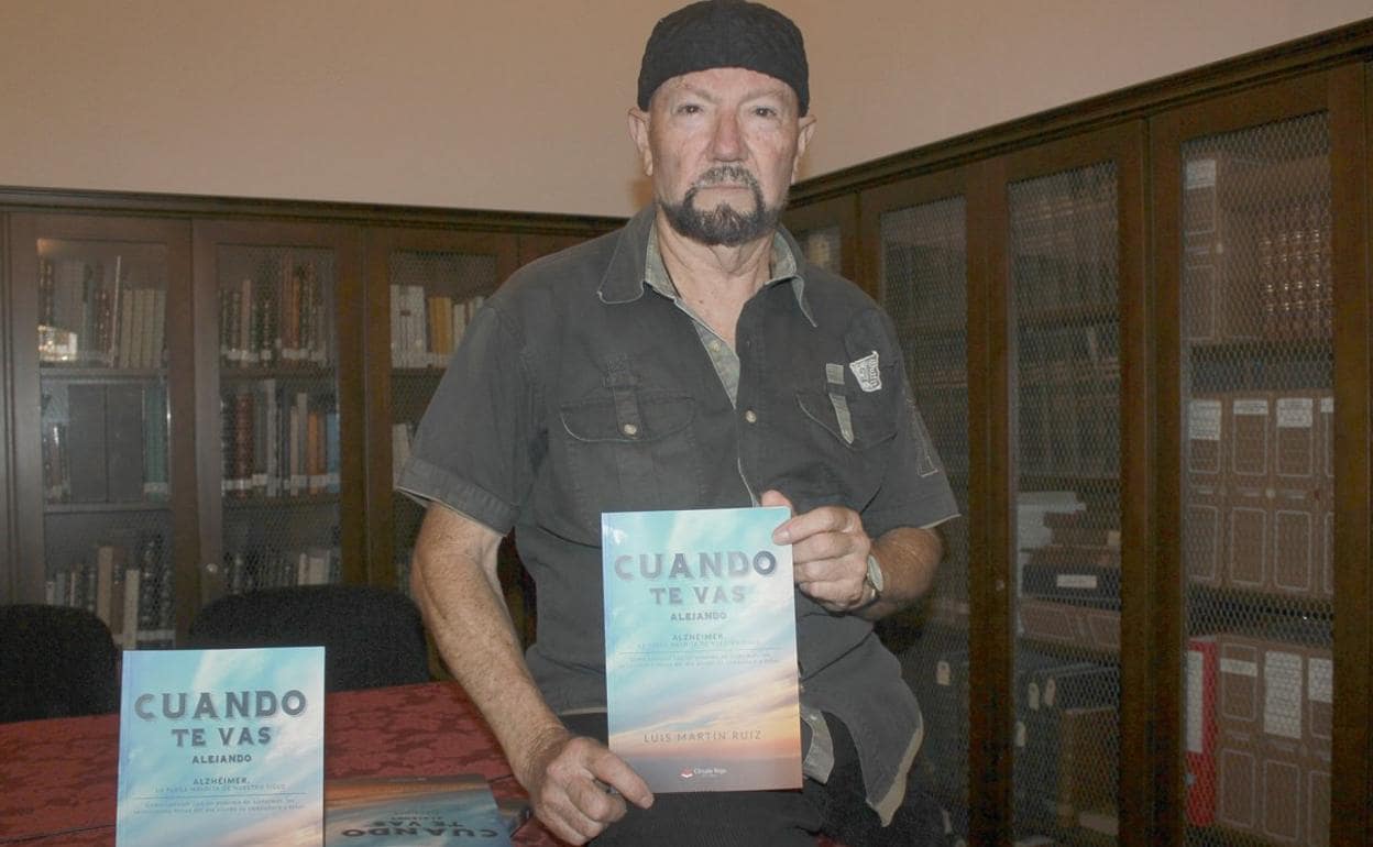Luis Martín con su libro durante la presentación en la biblioteca de Antequera. :: ANTONIO J. GUERRERO