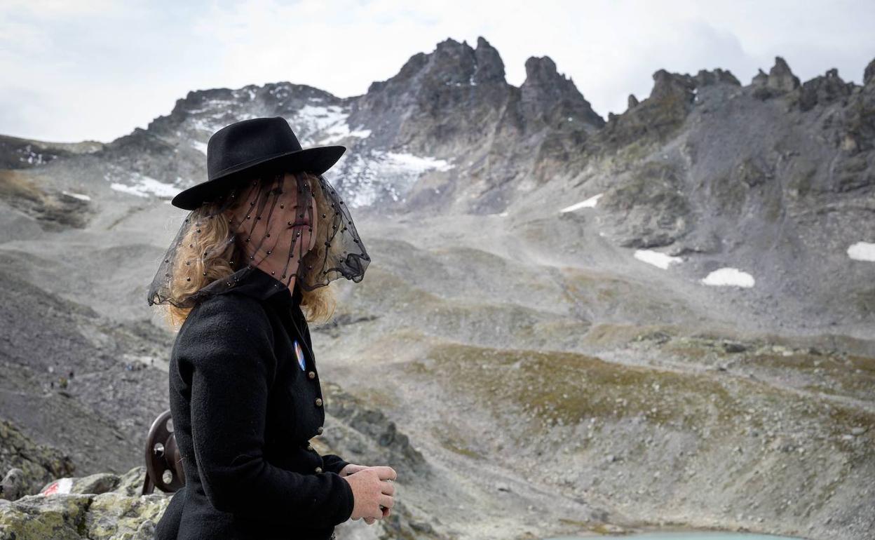Una montañera ataviada de luto asiste al 'funeral' por la desaparición del glaciar Pizol, en los Alpes suizos.