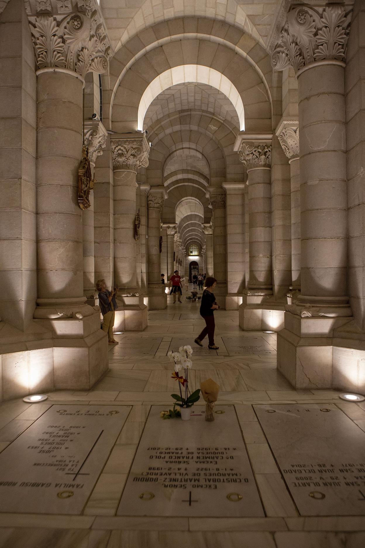 A la izquierda, el cementerio de Mingorrubio donde está enterrada Carmen Polo; a la derecha la cripta de la Almudena :: e. p. / V. Carrasco