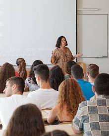 Imagen secundaria 2 - Los nuevos estudiantes , con la tuna de la facultad y durante un desayuno. La decana, María Teresa Labajos, les dio la bienvenida. 