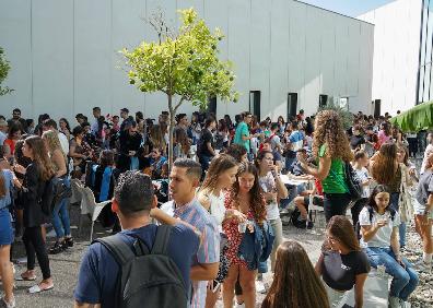 Imagen secundaria 1 - Los nuevos estudiantes , con la tuna de la facultad y durante un desayuno. La decana, María Teresa Labajos, les dio la bienvenida. 