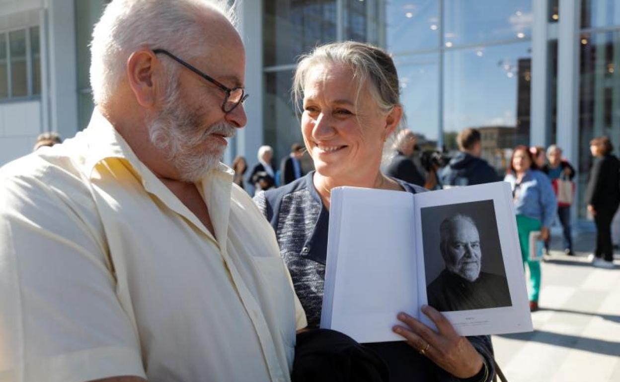 Uno de los afectados y la neumóloga Irene Frachon.