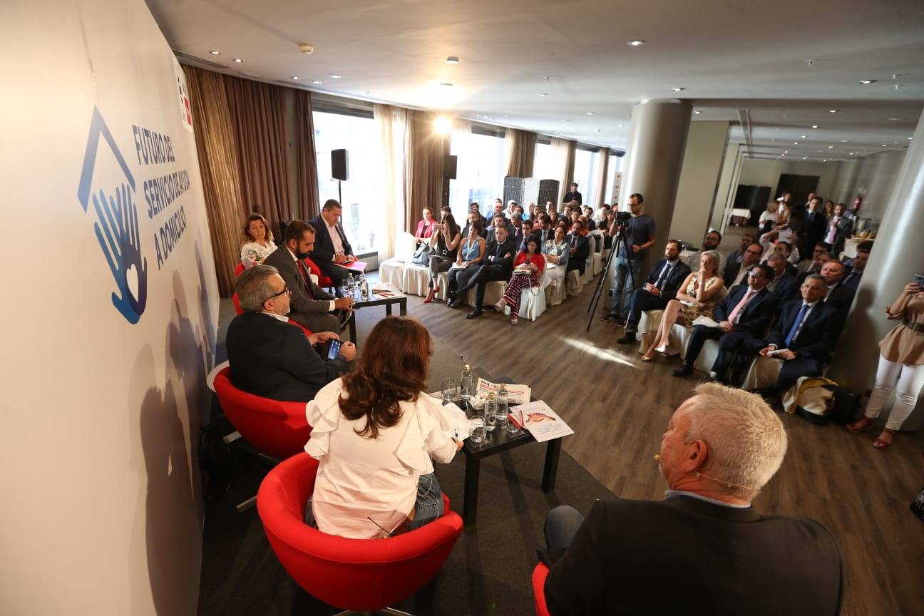 Fotos: La mesa redonda sobre el futuro del servicio de ayuda a domicilio, en imágenes