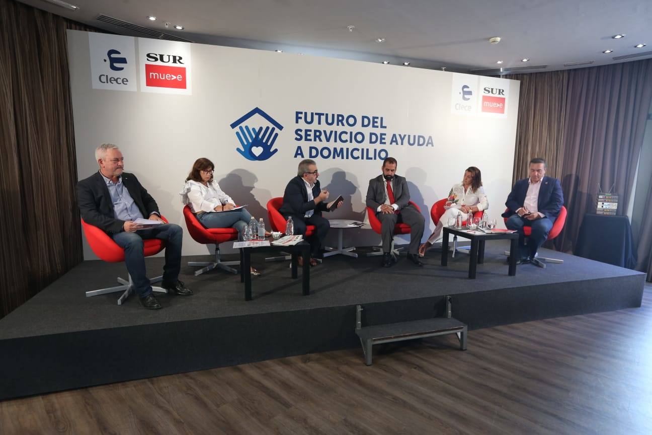 Fotos: La mesa redonda sobre el futuro del servicio de ayuda a domicilio, en imágenes