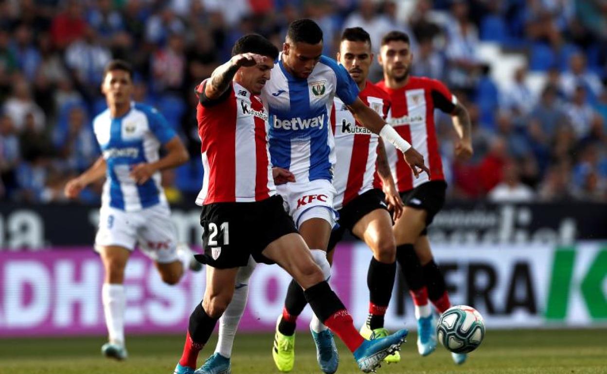 Capa disputa un balón con En-Nesyri. 