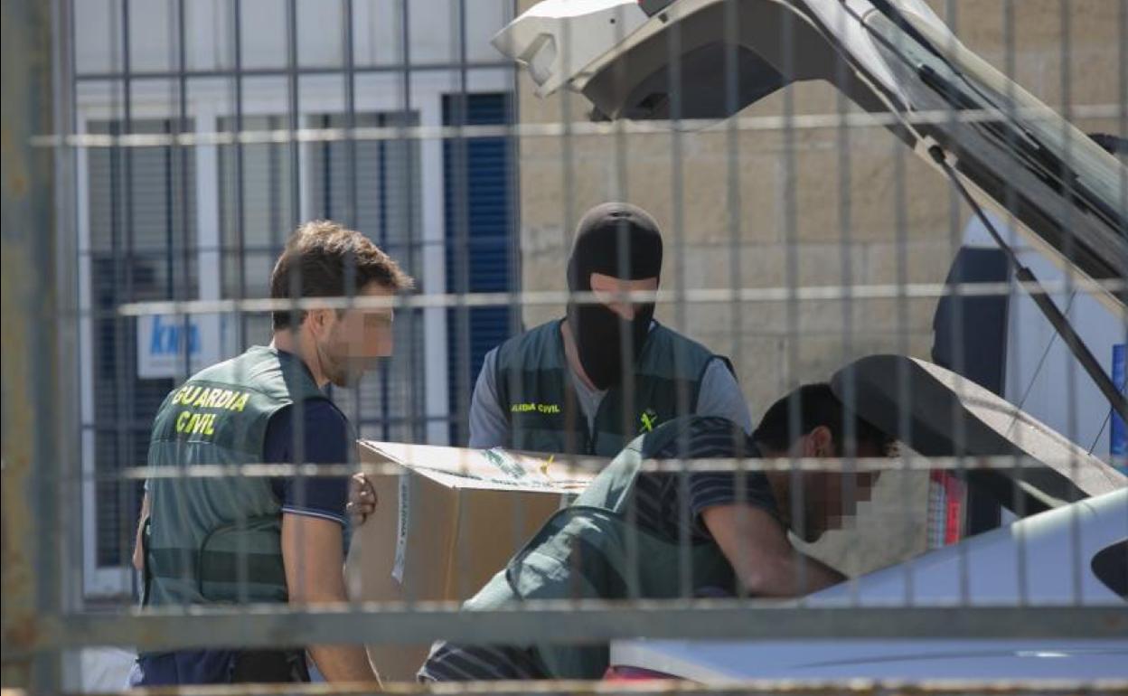 Agentes de la Guardia Civil, en el registro ayer de la sede de Magrudis.