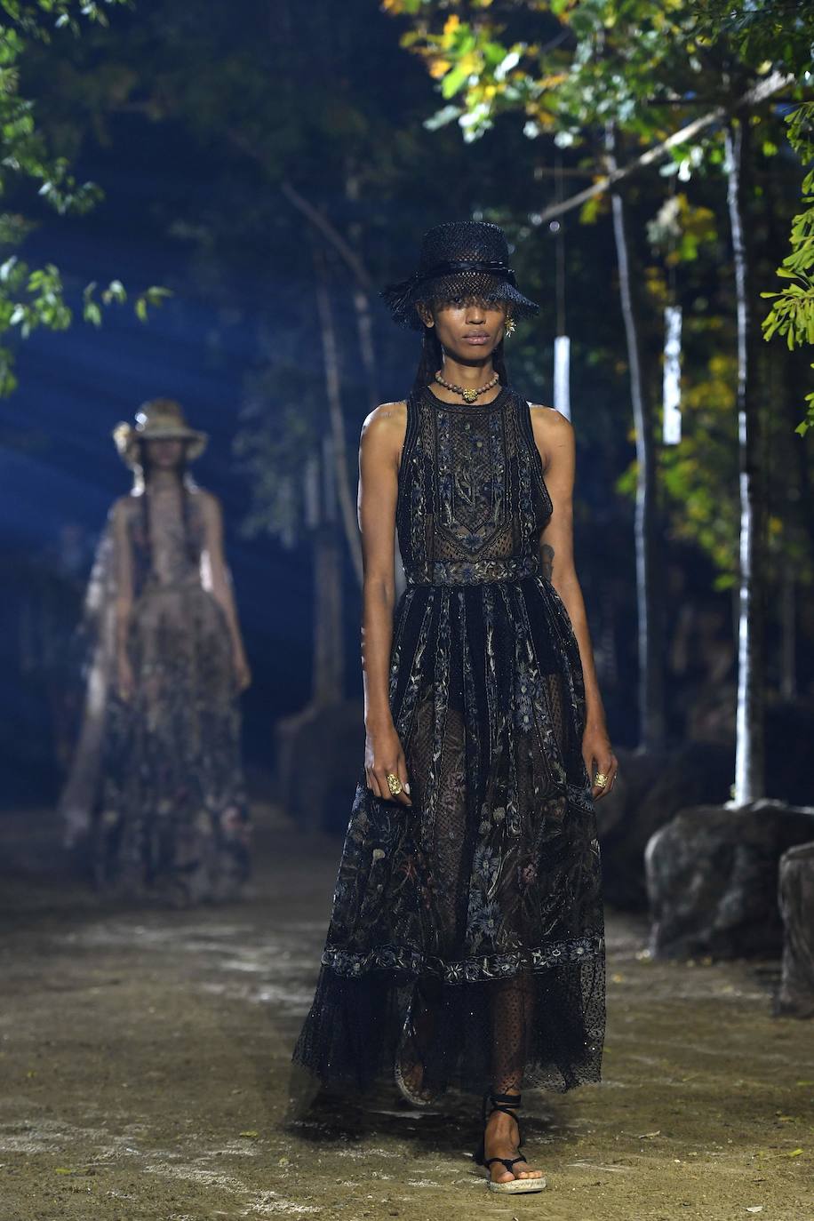 La firma propone un verano en trenzas, sombrero de yute y románticos vestidos con sandalias de esparto: así los llevaremos