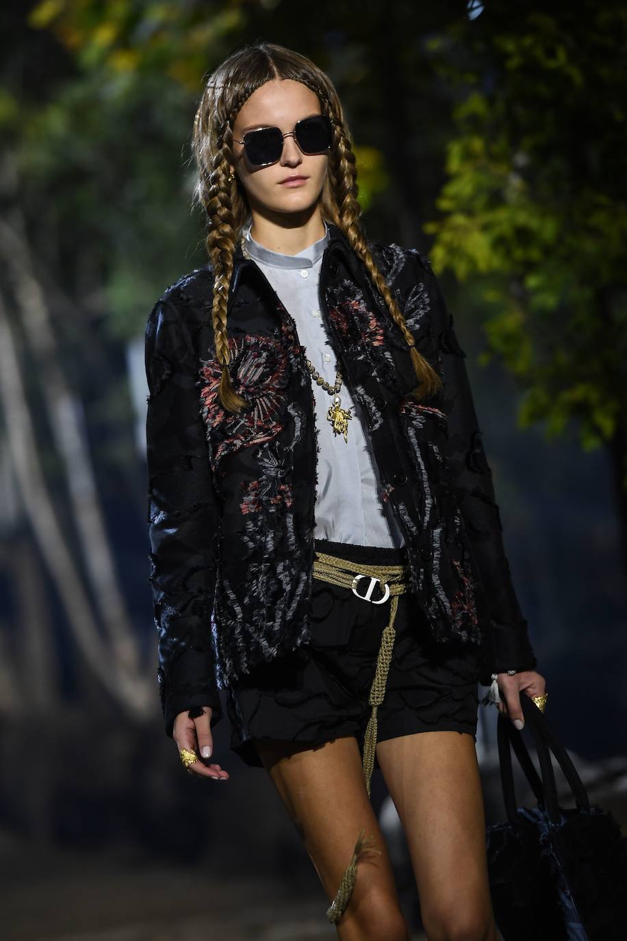 La firma propone un verano en trenzas, sombrero de yute y románticos vestidos con sandalias de esparto: así los llevaremos