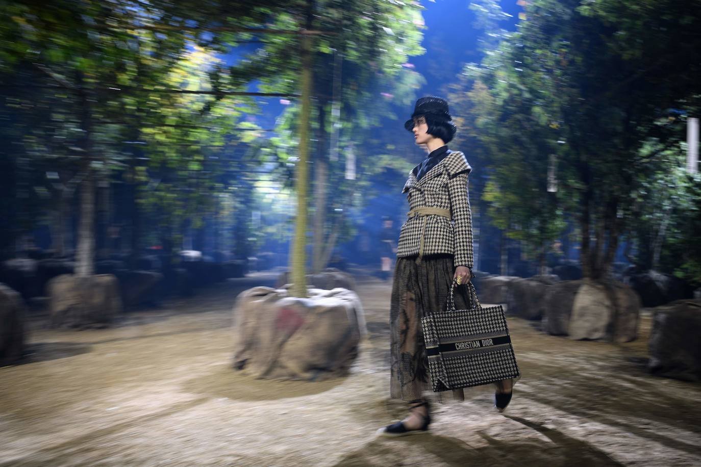 La firma propone un verano en trenzas, sombrero de yute y románticos vestidos con sandalias de esparto: así los llevaremos