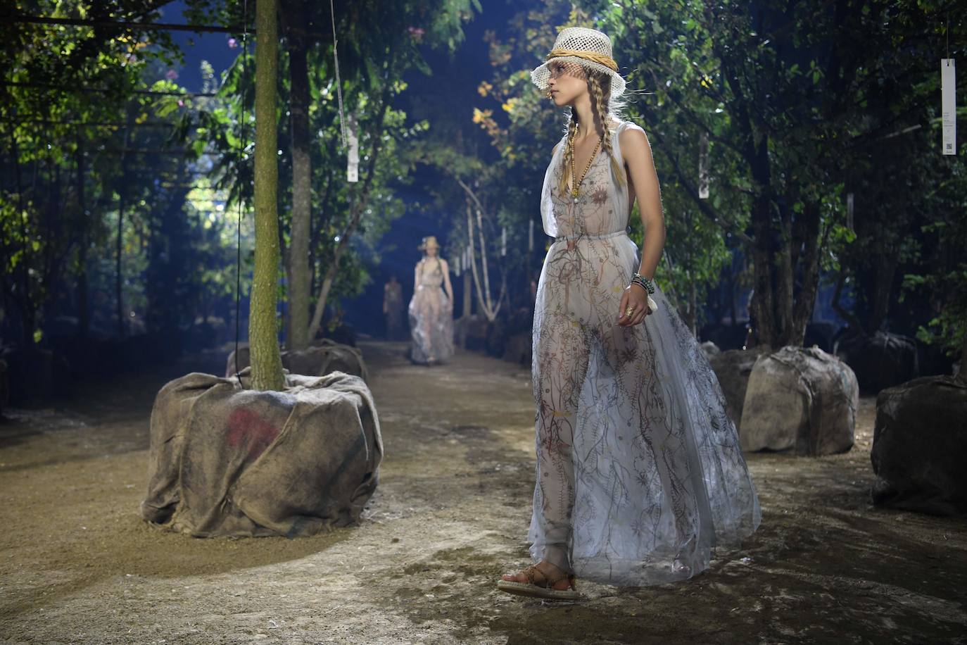 La firma propone un verano en trenzas, sombrero de yute y románticos vestidos con sandalias de esparto: así los llevaremos