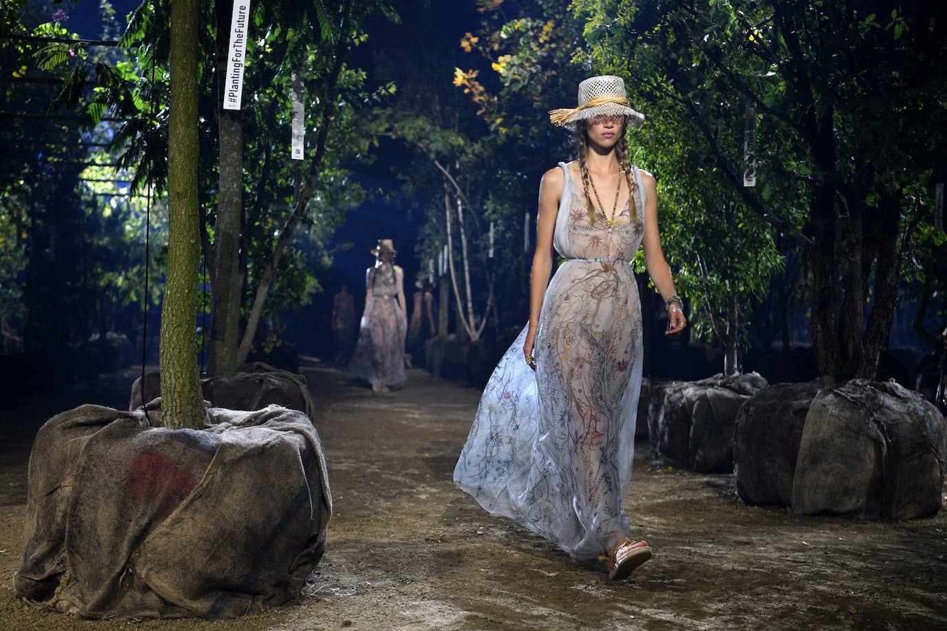 La firma propone un verano en trenzas, sombrero de yute y románticos vestidos con sandalias de esparto: así los llevaremos