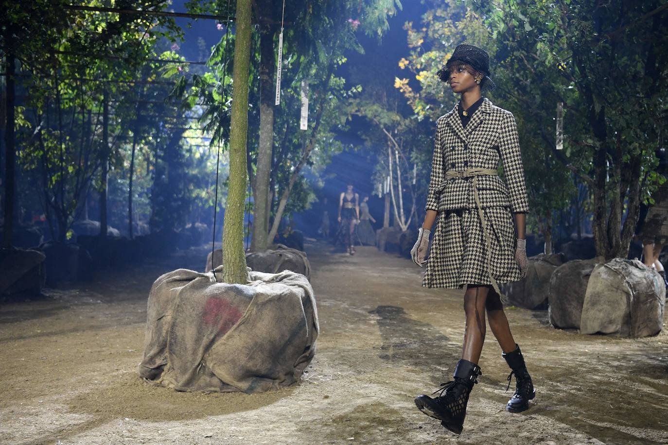 La firma propone un verano en trenzas, sombrero de yute y románticos vestidos con sandalias de esparto: así los llevaremos