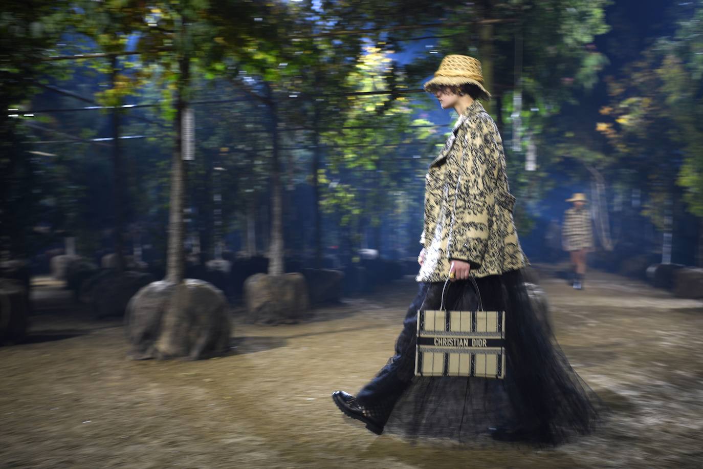 La firma propone un verano en trenzas, sombrero de yute y románticos vestidos con sandalias de esparto: así los llevaremos