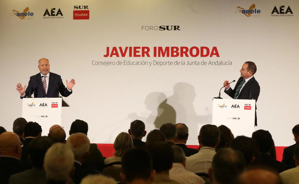 Javier Imbroda, durante un momento de su intervención en el foro en el que fue presentado por el director de SUR, Manuel Castillo.