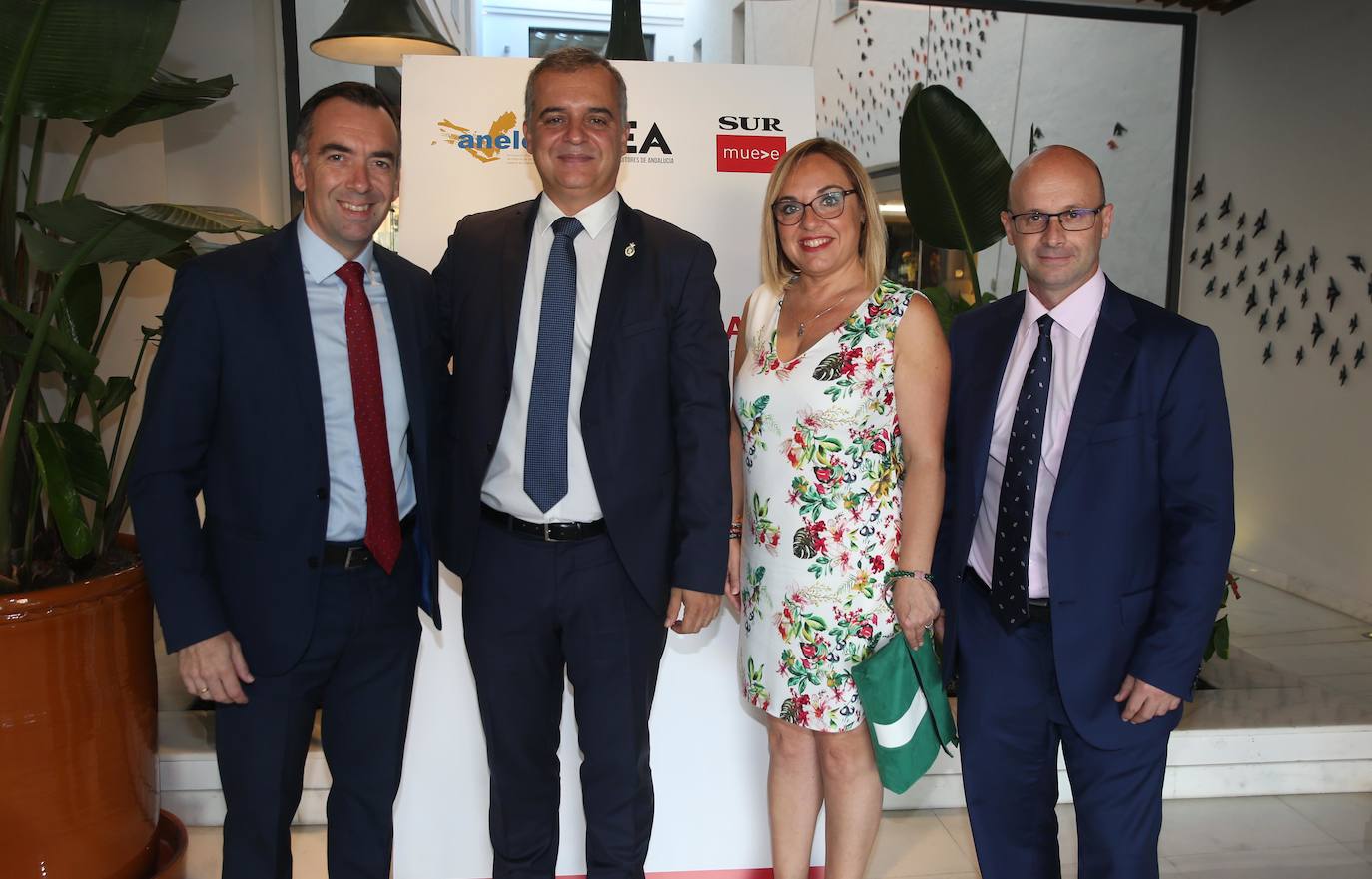 El ponente ha abordado los retos presentes y futuros de la Educación en un desayuno-coloquio en el Hotel Vincci Posada del Patio.