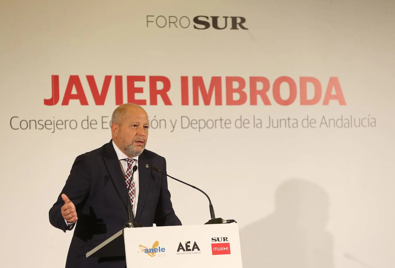 El ponente ha abordado los retos presentes y futuros de la Educación en un desayuno-coloquio en el Hotel Vincci Posada del Patio.