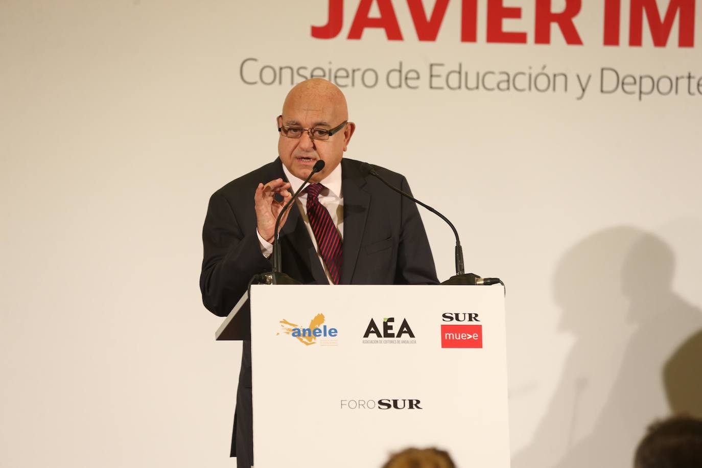 El ponente ha abordado los retos presentes y futuros de la Educación en un desayuno-coloquio en el Hotel Vincci Posada del Patio.