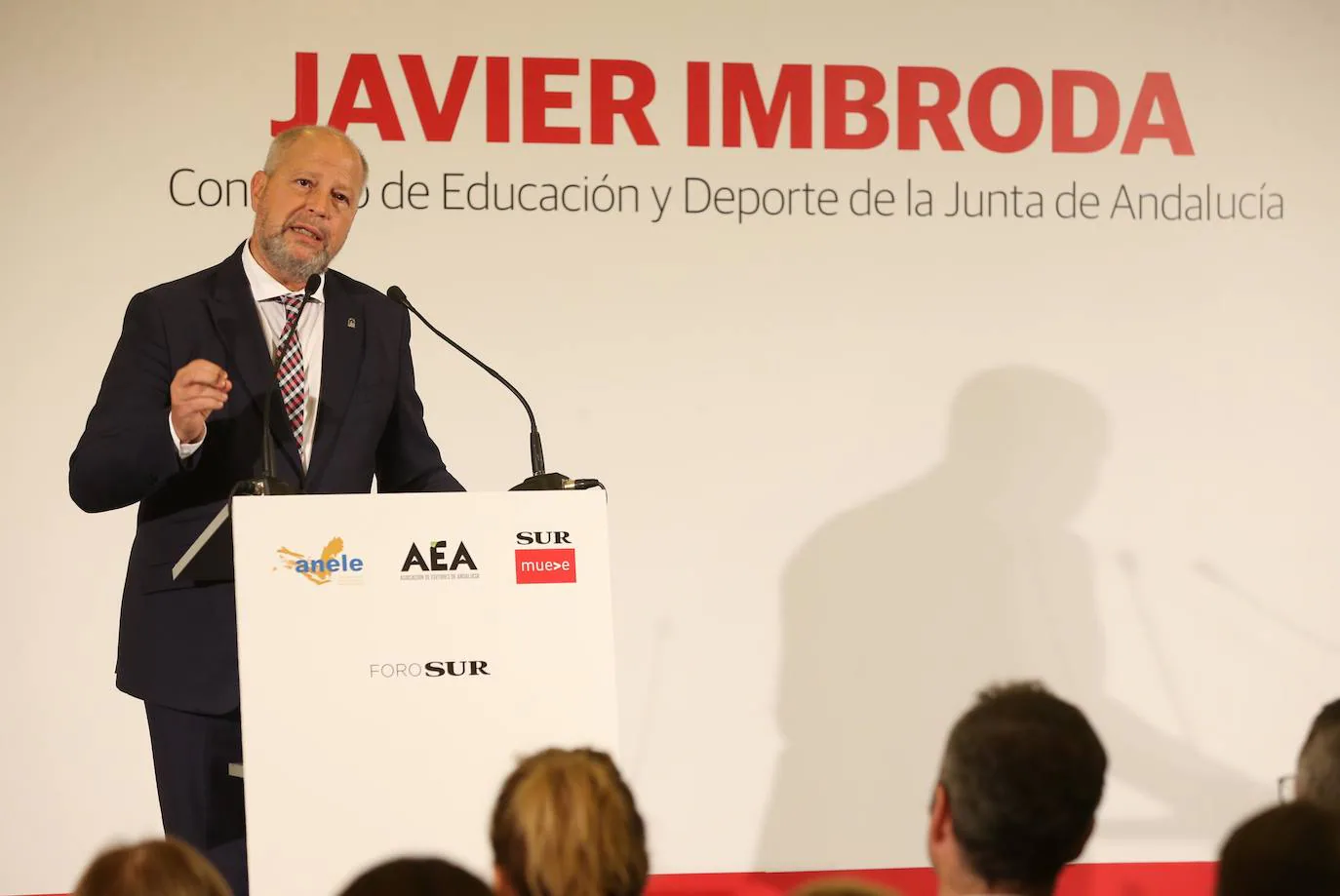 El ponente ha abordado los retos presentes y futuros de la Educación en un desayuno-coloquio en el Hotel Vincci Posada del Patio.