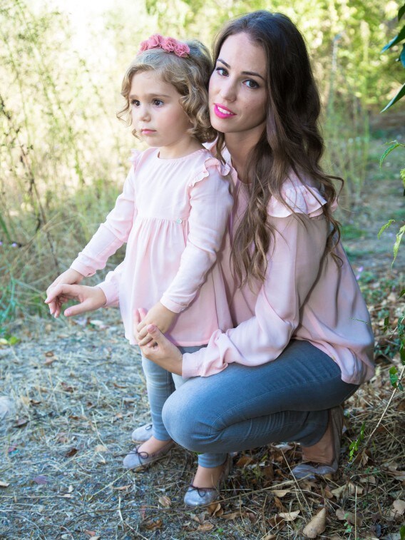 Blusas rosas madre-hija de la marca Love Adrienne. 