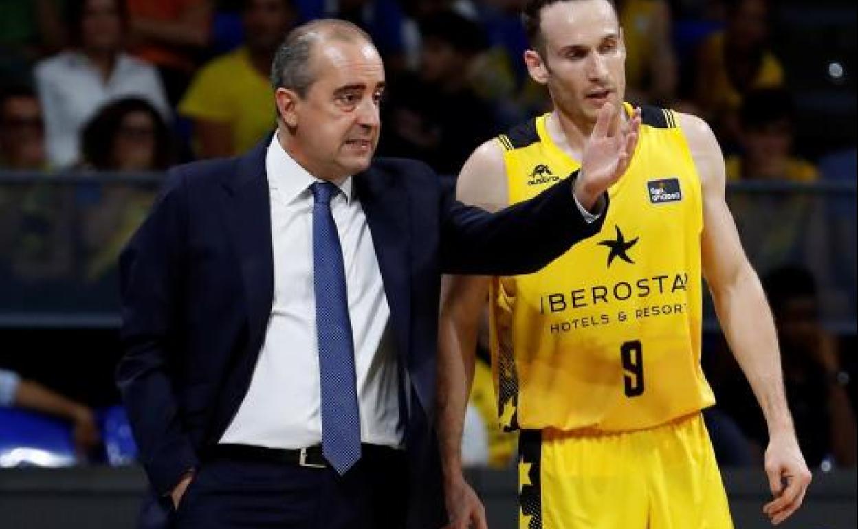 Vidorreta da instrucciones a Marcelinho Huertas en el partido entre el Tenerife y el Bilbao. 