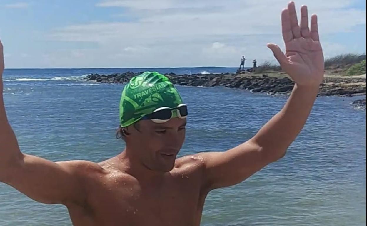 Christian Jongeneel celebra pisar tierra en la isla de Oahu después de nadar durante 55 kilómetros en el Estrecho de Molokai. 