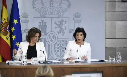 La ministra Portavoz en funciones, Isabel Celaá y la ministra de Transición Ecológica en funciones, Teresa Ribera.