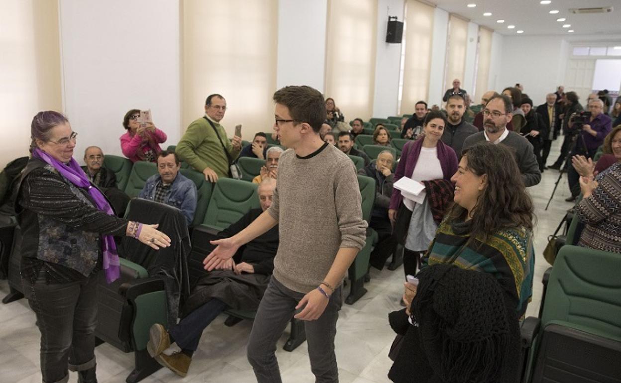 Íñigo Errejón saluda a una mujer en un acto de Podemos en La Térmica. 