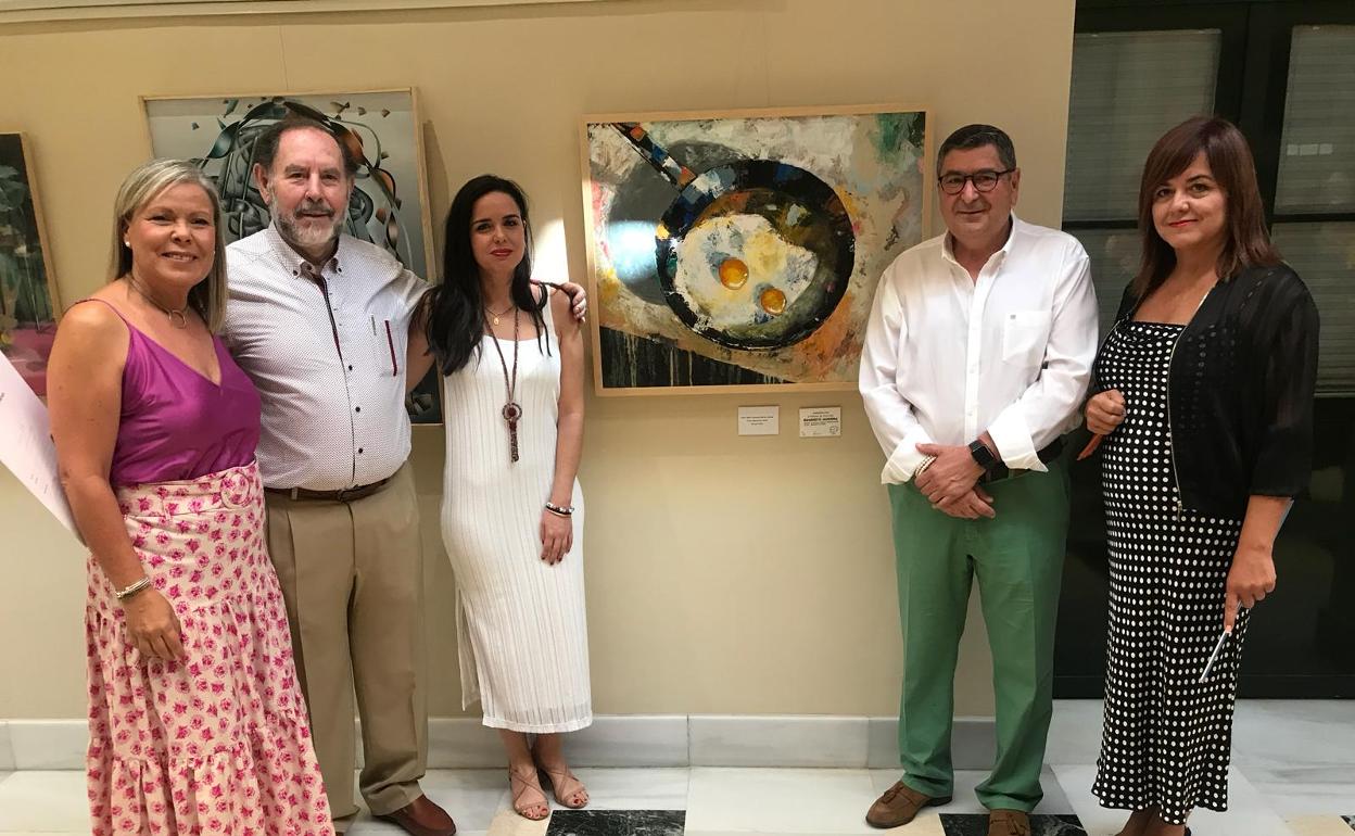 Lola Gámez, Evaristo Guerra, Lourdes Piña, Antonio Moreno y Ascención Moreno posan junto a la obra ganadora 