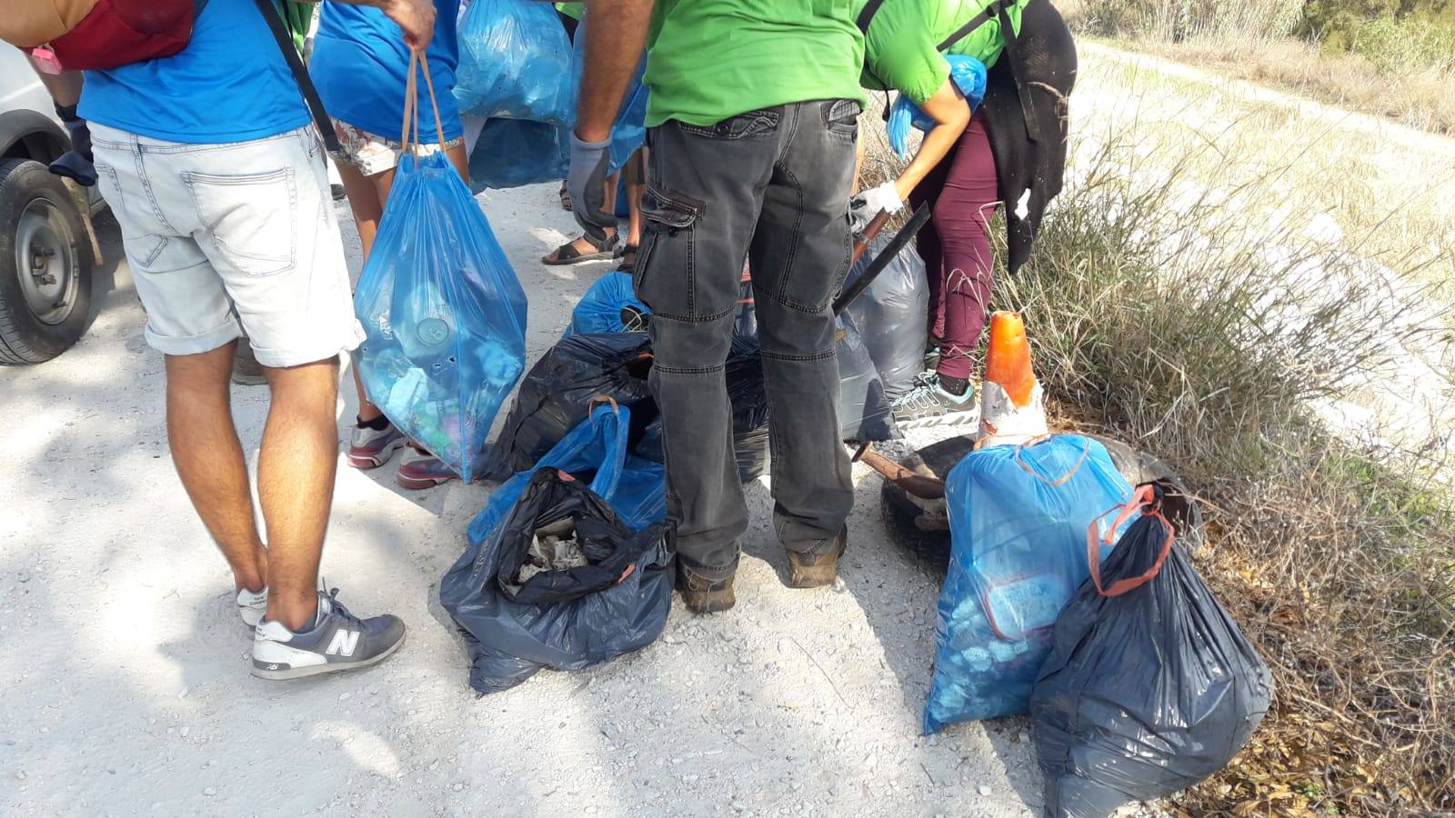 Medio centenar de personas recogen 290 kilos de basura en la desembocadura del río Guadalhorce