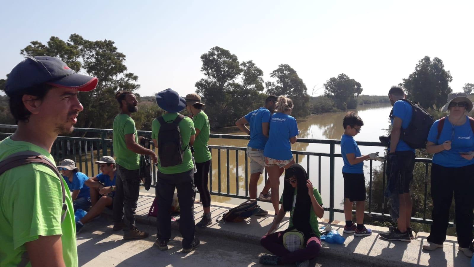 Medio centenar de personas recogen 290 kilos de basura en la desembocadura del río Guadalhorce