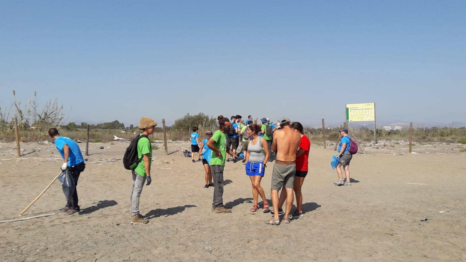 Medio centenar de personas recogen 290 kilos de basura en la desembocadura del río Guadalhorce