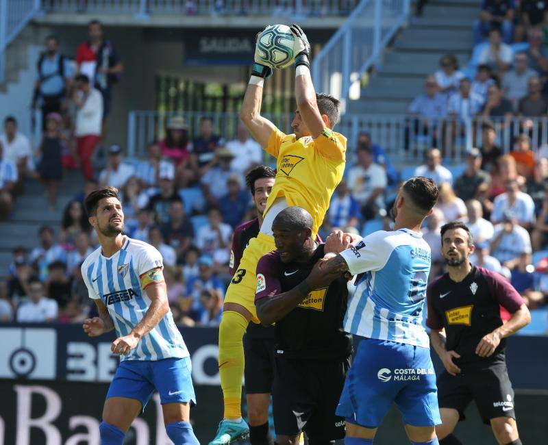El partido en la Rosaleda entre el Málaga y el Sporting, en fotos
