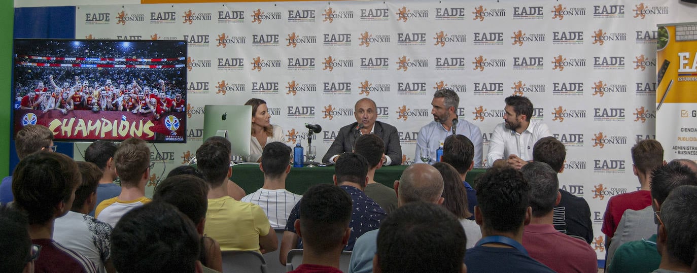 Enrique Salinas ofrece una conferencia en EADE. En la foto, un momento de la intervención de Salinas.