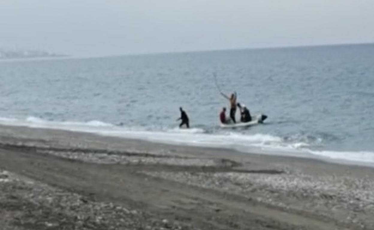 Imagen de los inmigrantes, llegando este martes a la playa torroxeña de El Peñoncillo. 