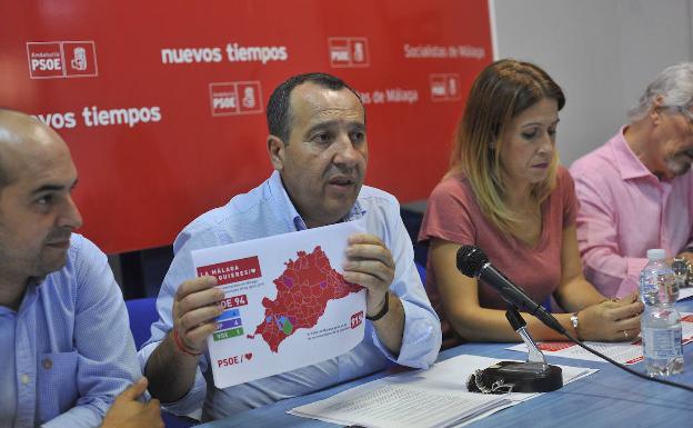 Ruiz Espejo ayer junto a miembros de su ejecutiva en la reunión en la agrupación Centro de la capital.