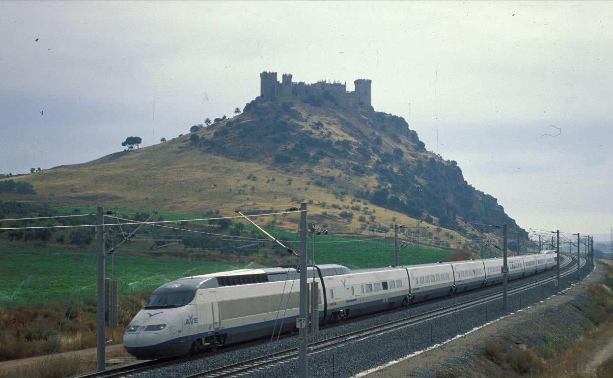 Un tren de alta velocidad pasa delante del castillo de Almodóvar del Río. 