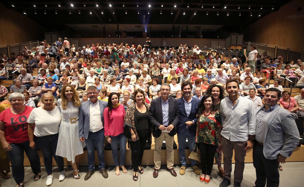 Foto de familia de los participantes con las autoridades en primer término.