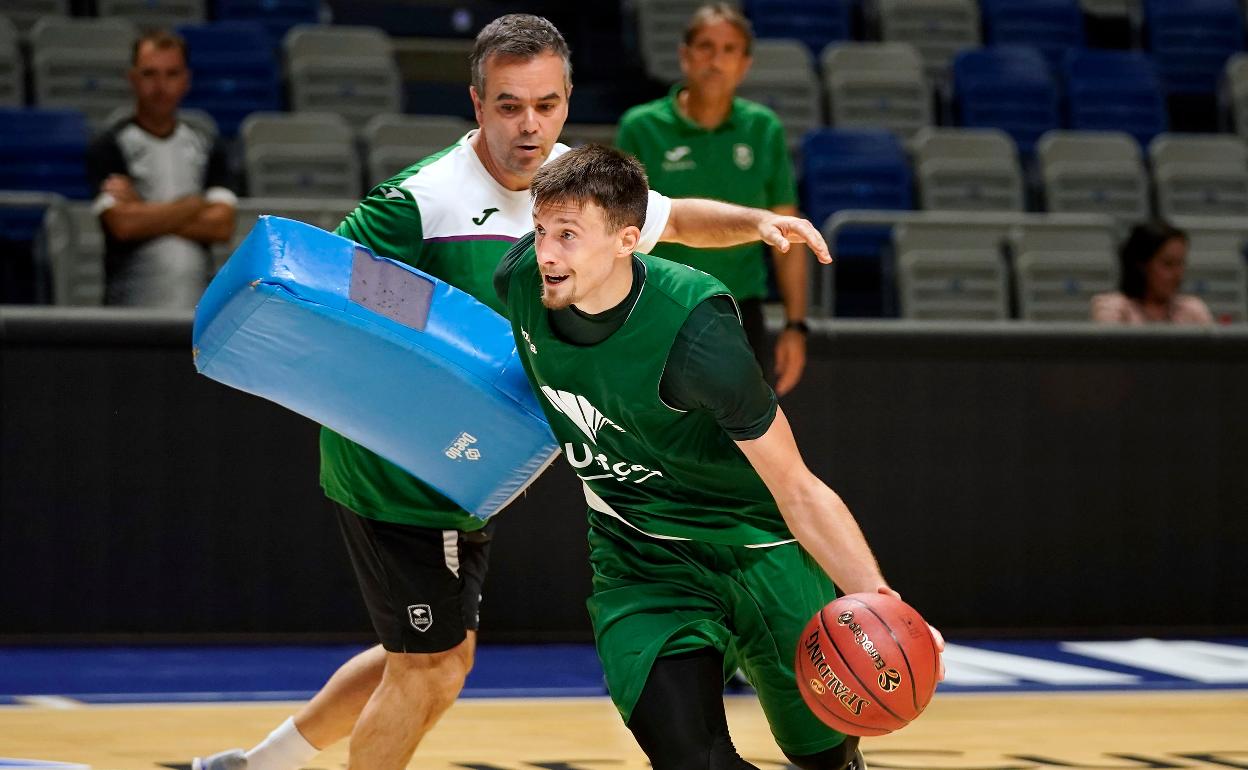 Avramovic, en un ejercicio durante el entrenamiento de ayer junto a Sánchez-Cañete.