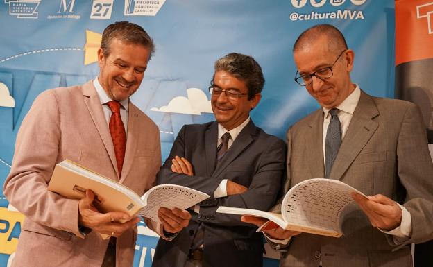 Víctor González, José Antonio Mesa Toré y Alfonso Sánchez Rodríguez, con el nuevo número de la revista 'El Maquinista de la Generación'. 