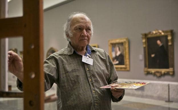 Armando Arroyo, a sus 80 años el copista más veterano, pinta al natural un óleo de Van Dick. 